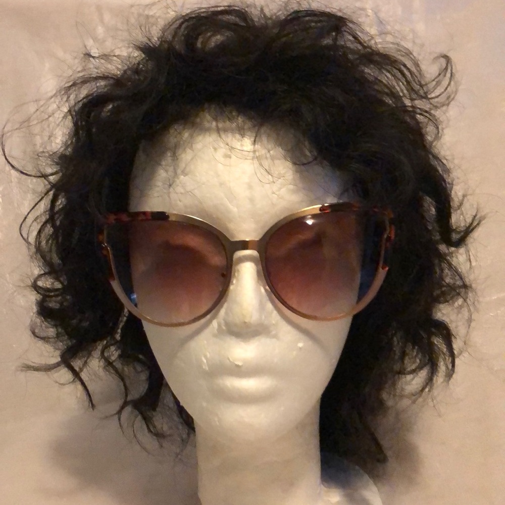 Tortoise and gold tone cat~eye sunglasses. Stylish large shape shade glasses.😎